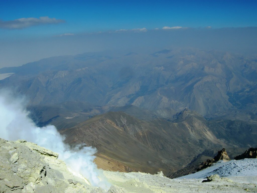 Damavand, Iran - widok ze szczytu